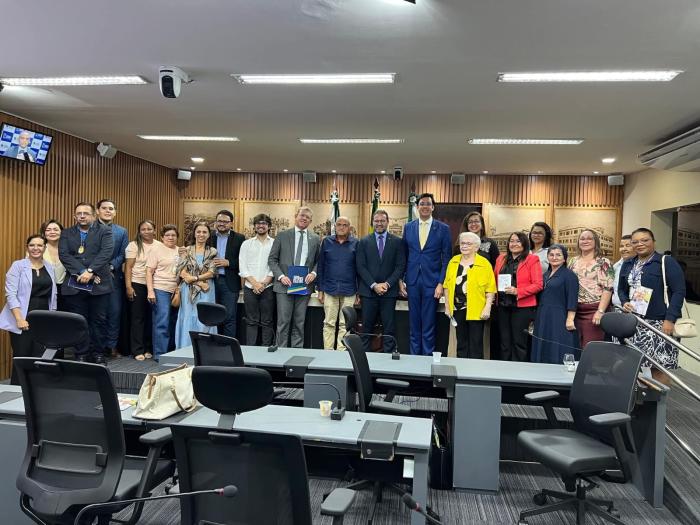 ENTRE A CÃMARA E A BASE, TONY BUSCA AFIRMAR SEU ESPAÇO