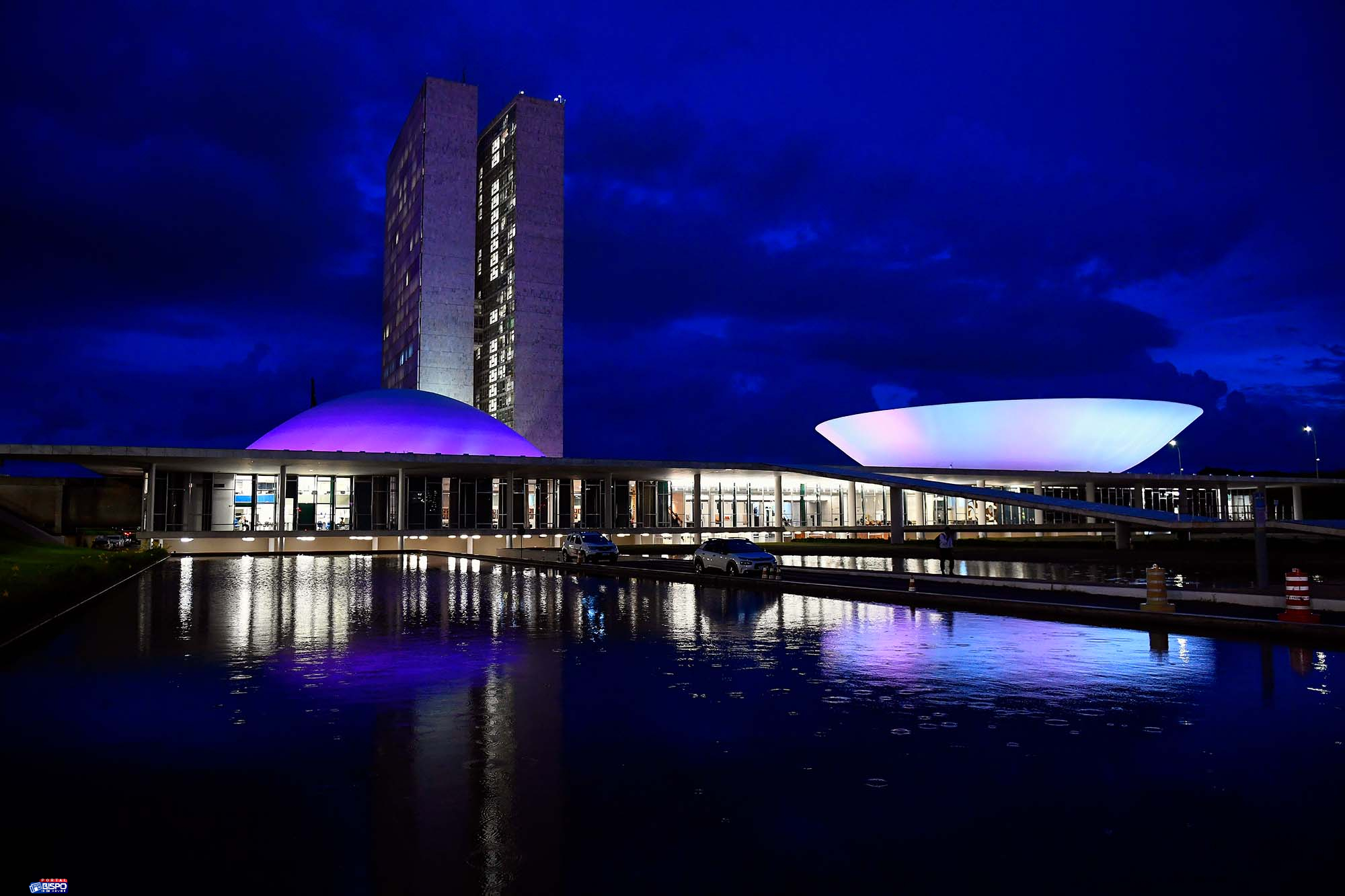 Congresso Nacional se ilumina de roxo e dá visibilidade à luta das crianças com doenças raras do fígado